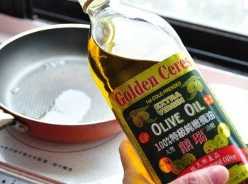 step4: 加入1大匙囍瑞橄欖油熱鍋~ 這是油中新品~由西班牙原裝進口的第一道冷壓橄欖油，純天然製造，無負擔，適用於煎煮炒炸任何料理，還有淡淡的香氣喔~