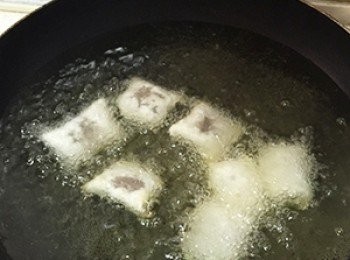step5: 因餛飩皮很薄容易焦黑，故先以小火油炸，待表面上色後，可以稍微加高油溫，炸至金黃色後即可瀝油起鍋。