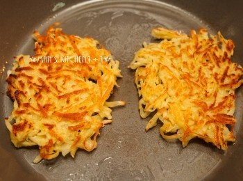 step3: 接著起油鍋，把馬鈴薯鋪平煎到金黃酥脆就完成了。