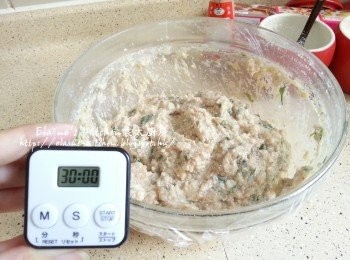 step3: 用手將材料來回撻廿多下 , 蓋上保鮮紙放入雪櫃靜待30分鐘