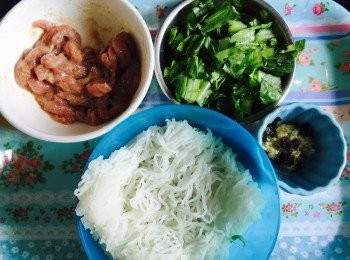 step1: 豆豉略洗剁碎、蒜頭剁碎、油麥菜洗淨後切細段、米粉先用暖水浸軟後再用滾水煮熟 (會快熟好多架)、豬肉切絲後用熟水、鹽、糖、豉油及生粉略醃。