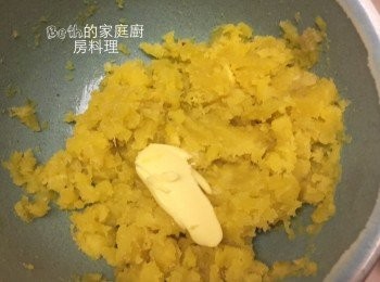 step2: 試試地瓜甜不甜，不甜才加糖；地瓜去皮用叉子壓成泥後，加入奶油或糖，微波1-2分鐘至奶油或糖融化，與地瓜泥拌勻