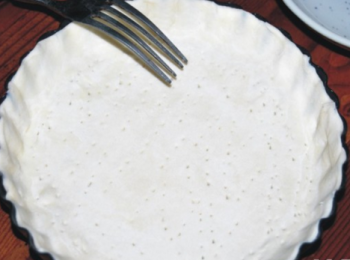 step6: 放入派盤整形，再用叉子在派皮上叉上小孔，放置鬆弛15分鐘。