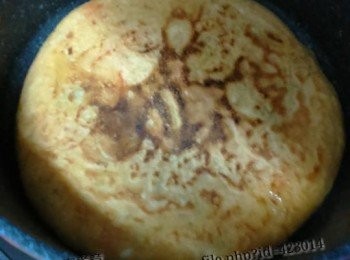 step13: 再倒扣擺入鑊中慢火煎至熟，間中要經常搖一下餅皮，受熱均勻