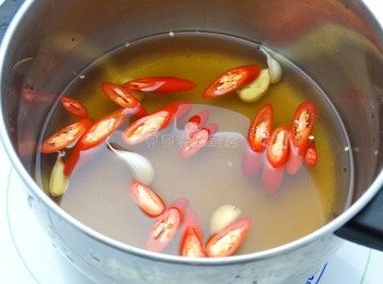 step5: 調味料和紅辣椒.蒜瓣一起煮到沸騰後熄火,待涼