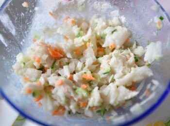 step3: 再將碎鱈魚、洋蔥、小黃瓜及紅蘿蔔丁放置容器裡，加入<span class="group_1"><span class="group_2">醃料</span>