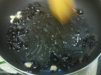 step3: 燒熱油，炒香蒜片及欖角。