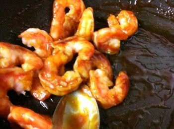 step5: 醬汁略為收乾~放入蝦仁讓仁均勻的沾上醬汁~鍋中的熱會讓蝦仁續熟成~不要在鍋中停留太久~以免蝦子太老~