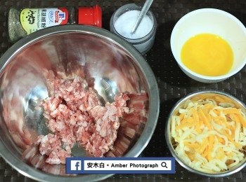 step3: 【餡料製作】豬絞肉，放入鹽、黑胡椒粉、香油調味，再放入蛋黃、乳酪絲(可先用剪刀剪小塊)攪拌均勻，蓋上保鮮膜放入冰箱冷藏備用。