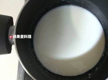 step1: 所有<span class="group_1">食材</span>放入湯鍋拌勻。開中火煮到微微冒泡後熄火（要邊煮邊攪拌）。