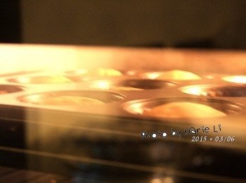 step6: 烤箱設定為：

上火：         200度
下火：         200度
烤盤放置：      上層
烘焙時間：    20分鐘


※ 每台烤箱的狀況皆不相同，請依自家烤箱的狀況做調整設定。