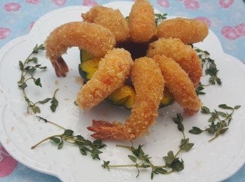 step12: 將炸好的蝦排上南瓜上,配酸甜汁進食即可(亦可以用沙律醬代替酸甜汁)