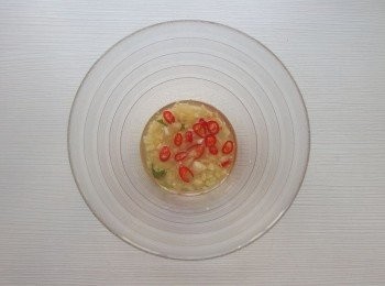 step4: 準備一個調理碗,加入米醋或蘋果醋及糖,攪拌融化後,再加入辣椒末及蒜頭末混合。