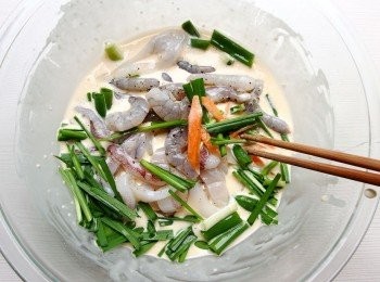 step7: 加入切好的蔬菜及海鮮。