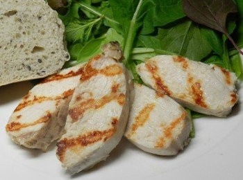 step6: 將烙好的<a href="https://bit.ly/3EZL8dD" target="_blank" data-keyword="雞胸" class="guide-link"><strong>雞胸</strong></a> <span style="display:inline-block;vertical-align:middle;margin-top:-3px;color:initial;border-radius:3px;padding:2px 3px;font-size:12px;line-height:14px;background:#87d300;color:#fff;">即買</span> 肉擺上，撒上一些義大利香料粉，麵包上淋上一點橄欖油，健康的一餐就完成囉!!!