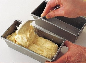 step8: 把麵糊分成2等分，用湯匙舀入事先準備好的2個模具中，均勻地攤開後抹平表面。