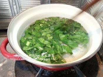 step3: 芥蘭莖同芥蘭葉分開處理 , 芥蘭葉切絲放入滾水中灼一灼盛起備用