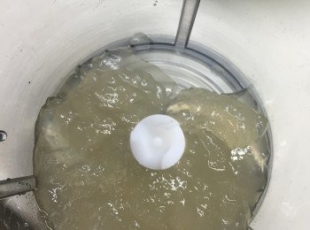 step8: 蘋果啫喱從雪櫃取出，放入攪拌機打勻，倒入吱樽。放入雪櫃備用。