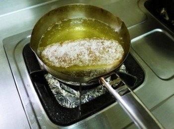 step4: 接著下油鍋，小火慢慢炸至金黃