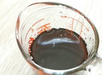 step3: 把料理酒、味醂、日本醬油、黃糖和水拌勻成醬汁備用。