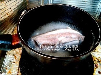step1: 豬腩肉放入煲內加水浸過面 , 用中火煮至滾出一出水