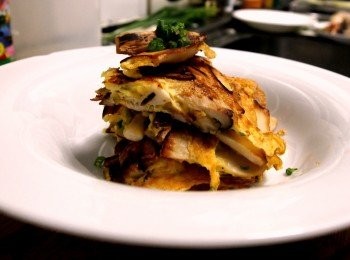 step2: 混合蛋槳煎到兩面金黃切件