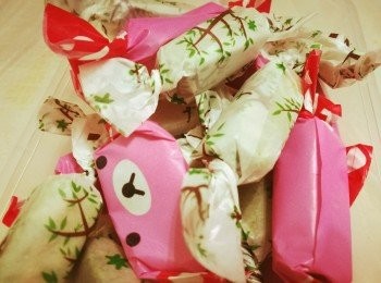 step6: 拌入花生攪勻。花生建議分兩至三次倒入牛軋糖，一次過倒進去的話，花生很難攪勻，而使一些地方很多花生，一些地方没有花生。