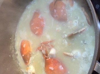 step9: 轉中火，加入蝦、小帶子及蟹煮10分鐘左右，加入1茶匙鹽調味