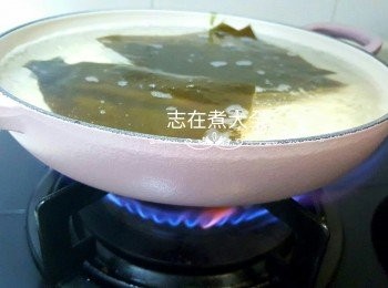 step2: 小火煮昆布約10分鐘至鍋邊微微有泡沫，緊記水滾前將昆布取出，如10分鐘仍未開始滾，可加大一點點火多煮一會