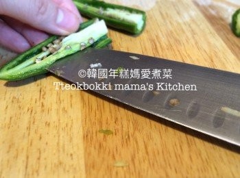 step2: 將青辣椒切開一半去核後切絲備用。