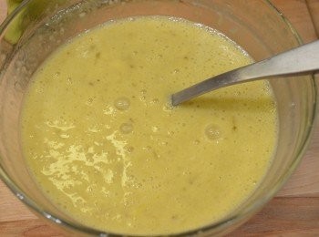 step3: （香蕉本身帶有糖分，可以不加砂糖，如果喜歡吃甜味，也可加一點糖。）