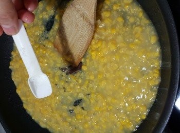 step7: 因罐頭粟米較偏甜,所以加約細半茶匙鹽調味