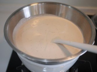 step12: 吉利丁片從冰水中取出，稍微擠乾水分，放入乳酪糊中。隔水稍微加熱，攪拌至吉利丁片融於乳酪糊中。