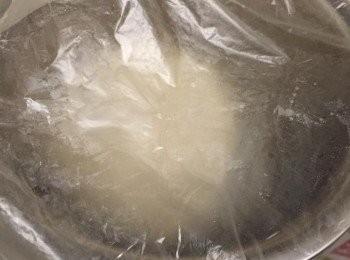 step3: 拿保鮮袋/ 保鮮膜封住表面，冷藏一晚(8小時以上)，