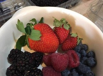 step3: 把士多啤梨、藍莓、紅桑子、黑莓洗淨抹乾水份