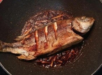 step6: 加入醬油、糖、水、米酒嗆燒ㄧ下；