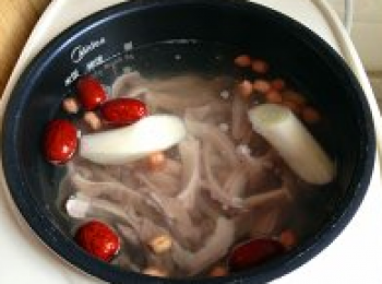 step3: 放入電飯煲，煲湯--2小時後再轉燉鍋煮十幾分鐘，或者直接將材料放到燉鍋裡，大火燒開後，轉小火1.5-2小時