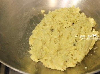 step3: 將地瓜泥放入炒鍋中，中火稍微拌炒使水氣揮發。