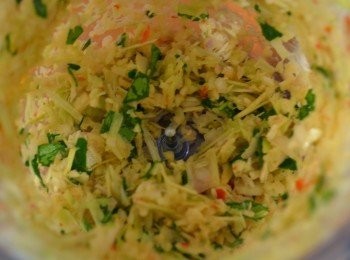 step1: 香茅、檸檬葉、蒜、紅蔥頭、紅辣椒（去籽）切塊或段狀，加入1大匙橄攬油用攪拌機稍微打碎。