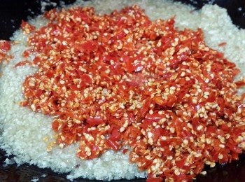 step11: 倒入指天椒碎，中火慢煮【要不時候翻動鑊鏟，防止燒焦】再慢慢倒入油，剛剛好蓋過材料面