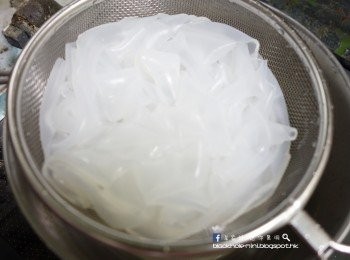 step1: 粉皮落滾水煮2-3分鐘，然後過冷河，瀝乾備用。