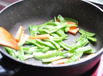 step2: 先將紅蘿蔔片、荷蘭豆炒熟後起鍋備用