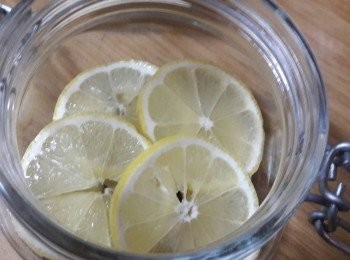 step3: 先在已用沸水並晾乾的玻璃瓶中舖一層檸檬