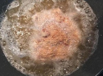 step4: 170度下鍋油炸，炸定型後開大火炸到外表呈金黃色即可起鍋瀝油。