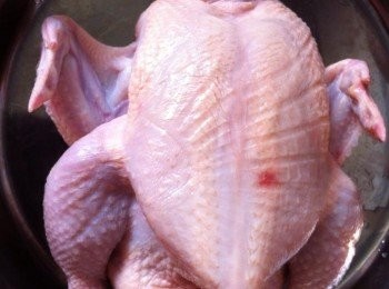 step2: 把所有醬料材料混合，充分的抹在雞上，用塑膠袋包好，置冰箱醃製一天。