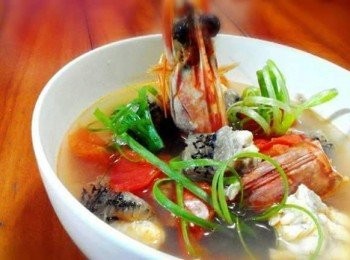 step3: 最後，再放入青蔥裝飾、放入少許塩，即可盛碗享用來自澎湖鮮甜海味、暖胃首選－蕃茄大明蝦龍膽石斑湯【澎湖野生水產】。