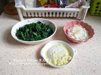 step1: 菠菜洗淨後放入水中煮3分鐘至軟身後切碎 , 京蔥切碎 , 薑磨成蓉備用