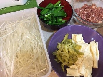 step1: 先將豬肉碎洗淨隔水，加入少許生抽、老抽、糖、五香粉、雞粉、紹酒、胡椒粉、生粉、油攪勻，醃約15-20分鐘，把韮菜、鮮腐竹切粗段，咸酸菜切幼條，芽菜摘去尾部後浸水備用