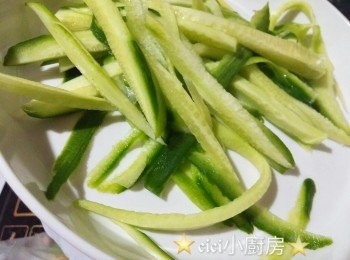 step1: 青瓜洗淨，切成幼絲；蟹柳撕成幼絲，備用。