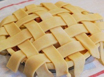 step15: 偶數派皮覆蓋回原位後，重複此順序，右邊編完換左邊，依序編織起整個派皮